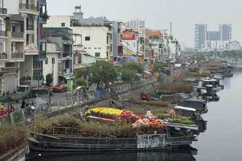 Chợ hoa 'trên bến dưới thuyền' ở Bến Bình Đông nhộn nhịp đón Tết