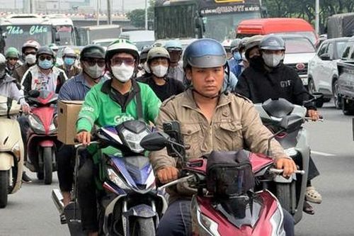 Dòng người, xe từ TPHCM ùn ùn đổ về Miền Tây ăn Tết