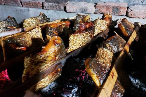 Người Hưng Yên tất bật chế biến đặc sản cá nướng Thái Xuyên phục vụ dịp Tết
