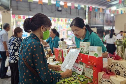 Người dân TP.HCM rủ nhau đi chợ xanh, gom hương vị Tết từ nông sản sạch