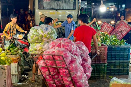 Chợ đầu mối nông sản lớn nhất TP.HCM tấp nập ngày cận Tết, giá cả tăng nhẹ