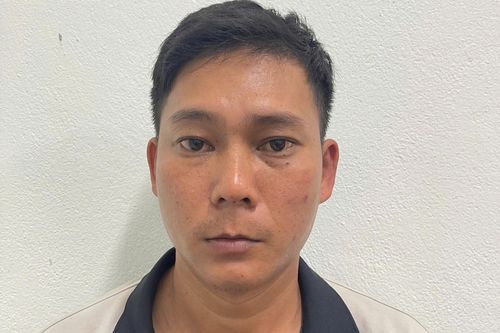 Tạm giữ hình sự người đàn ông thuê xe khách vận chuyển hơn 1 tạ pháo lậu