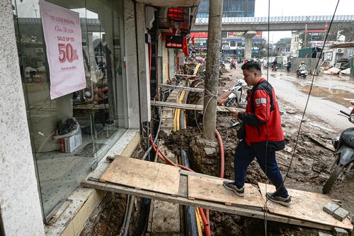 Dự án đường 400 tỷ ở Hà Nội thành 'kênh bùn', dân phải bắc cầu tạm vào nhà