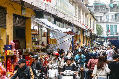 Người dân đổ về sắm Tết, phố cổ Hà Nội kẹt cứng dịp cuối năm