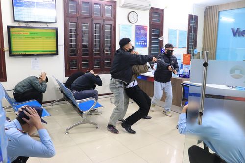 Diễn tập phòng chống cướp tài sản tại trụ sở ngân hàng ở Hà Nội