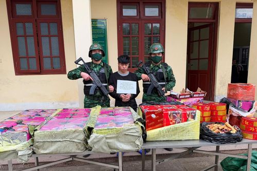 Ôm hàng trăm kg pháo lậu bơi qua sông về Việt Nam