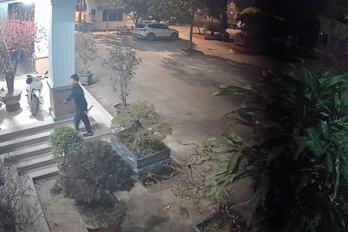 Tạm giữ nam thanh niên cầm dao xông vào trụ sở công an phường ở Bắc Ninh
