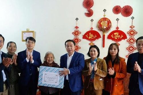 Xã Thường Tín thăm, chúc Tết thân nhân liệt sỹ, người có công với nước