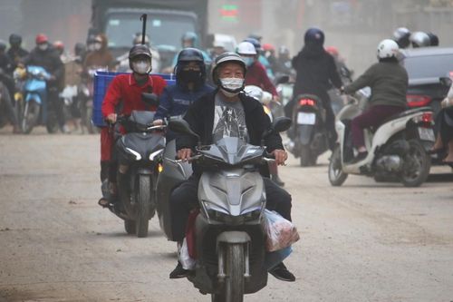 Hà Nội: Người dân 'sống chung' với ô nhiễm trên công trường thi công dự án mở rộng đường Nguyễn Tuân