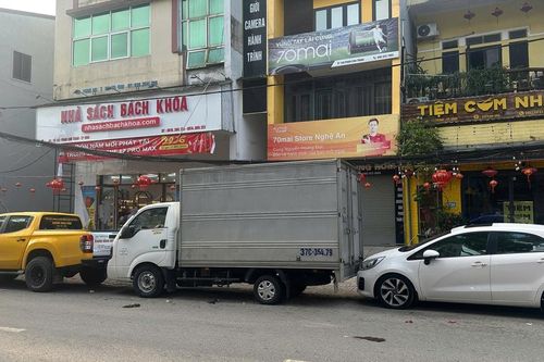 Đỗ xe chắn cửa hàng ngày cận Tết, gây tranh cãi khốc liệt trên mạng xã hội