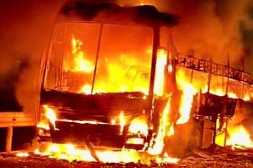 'Bà hỏa' thiêu rụi xe khách, 34 hành khách may mắn thoát nạn