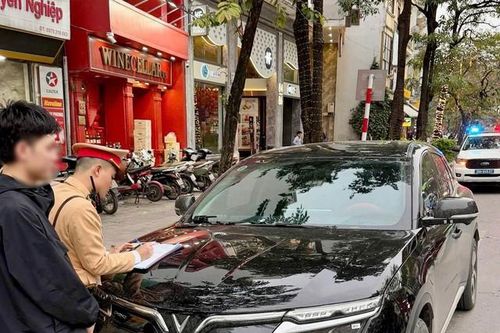 Hà Nội: Xử lý nhiều ô tô đỗ xe trái phép gây ùn tắc giao thông những ngày cận Tết