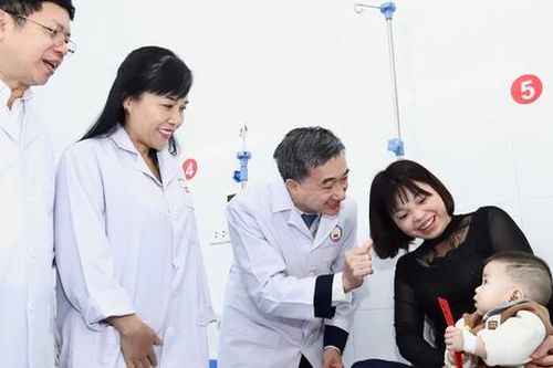 Thứ trưởng Bộ Y tế Trần Văn Thuấn thăm, chúc Tết và kiểm tra công tác trực Tết tại BVĐK Từ Sơn