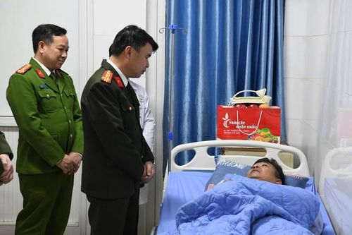 Tổ trưởng Tổ bảo vệ ANTT bị thương khi khống chế đối tượng dùng dao đe dọa