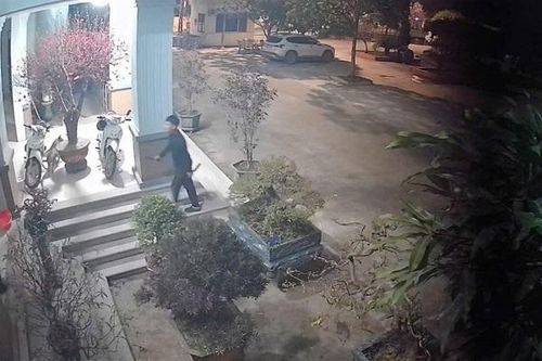 Uống rượu xong, thanh niên cầm dao đột nhập vào trụ sở công an chửi bới, xúc phạm cán bộ