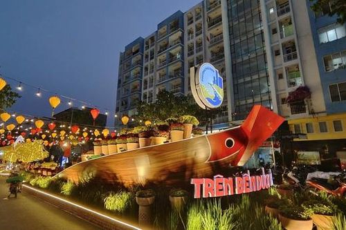 Tấp nập chợ hoa xuân 'Trên bến dưới thuyền' tái hiện không gian Tết Nam Bộ