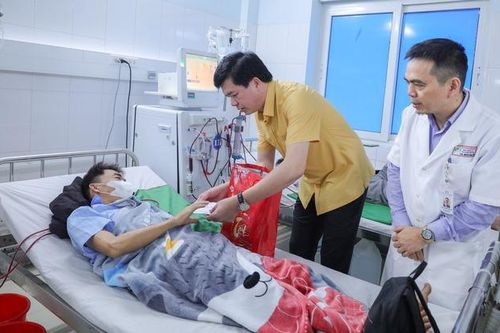Ủy ban MTTQ Việt Nam tỉnh Nghệ An tặng 100 suất quà Tết cho bệnh nhân nghèo