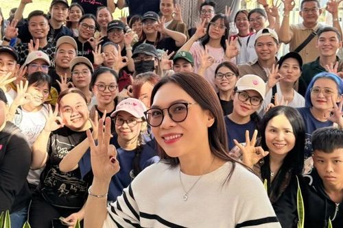 Mỹ Tâm cùng FC Tri Âm tặng 1.000 phần quà Tết cho bà con tại Đà Nẵng