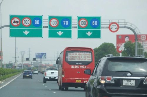 Phát 23.000 tờ rơi tuyên truyền an toàn giao thông trên cao tốc