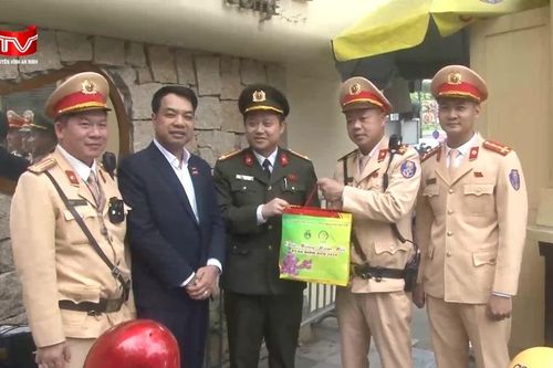 Ban Thanh niên CATP Hà Nội tặng quà, động viên lực lượng làm nhiệm vụ dịp Tết
