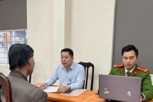 Xử phạt một người đàn ông sơn, vẽ quảng cáo dịch vụ lên trụ điện gây mất mỹ quan