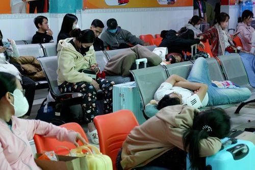 Hàng ngàn người chen chân, chờ đợi ở bến xe đông nhất TP Hồ Chí Minh để về quê ăn Tết