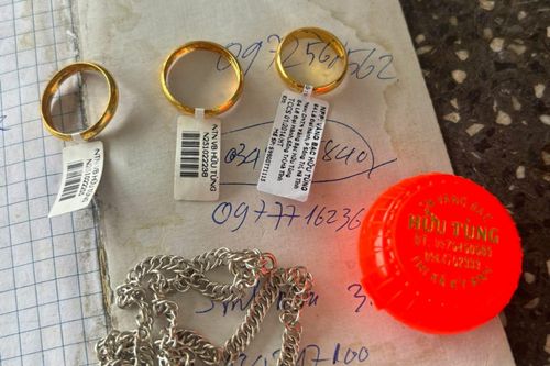 Hai người phụ nữ nhặt được túi vàng bên đường ngày giáp Tết