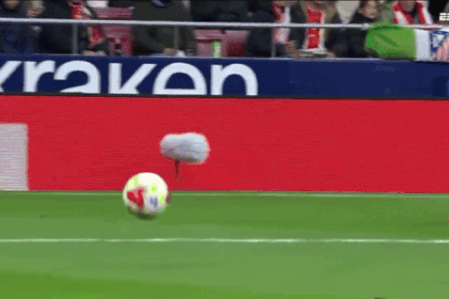 Thủ môn Barca mắc sai lầm khó tin