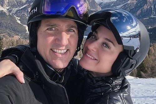 Cựu Thủ tướng Canada ở bên Katy Perry trong biệt thự mới