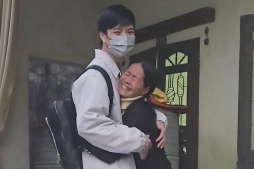 Mẹ òa khóc nức nở khi con trai bí mật trở về từ Nhật Bản sau 3 năm