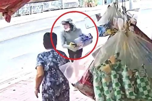 Cụ ông giằng co với kẻ cướp thùng bia ở TP.HCM