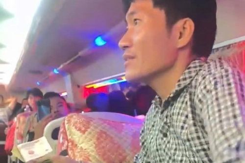 Người đàn ông Nghệ An mất ví khi về Tết, được cả xe khách giúp đỡ