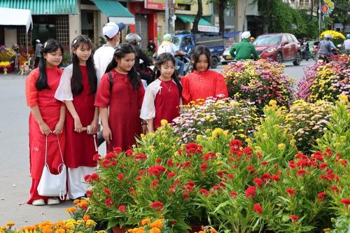 Duyên áo dài giữa phố Xuân Quảng Ngãi