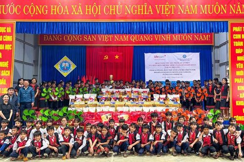 Trao tặng 200 suất quà Tết cho người dân vùng cao Trà Vân
