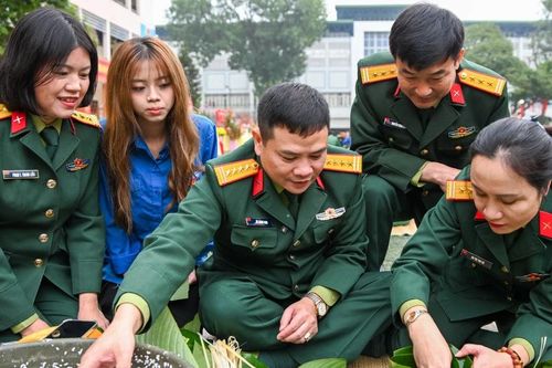 Gói bánh chưng xanh, thắm tình đoàn kết tại Lữ đoàn 144