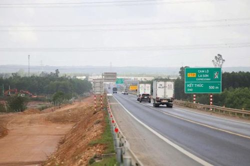 Cao tốc Cam Lộ-La Sơn giới hạn tốc độ 50km/giờ trong quá trình thi công mở rộng