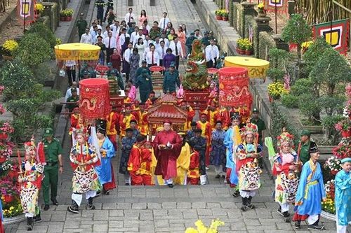 Đoàn lãnh đạo Thành phố Hồ Chí Minh dự Lễ dâng cúng bánh tét Quốc Tổ Hùng Vương