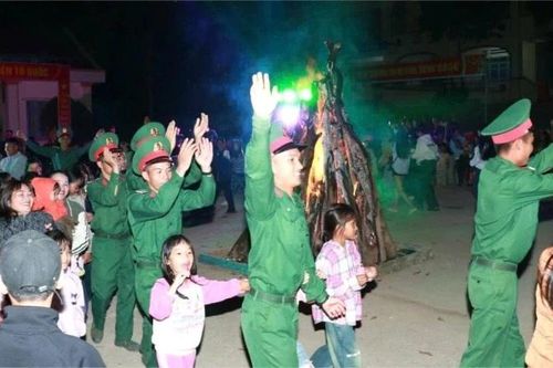 Bộ đội về ăn Tết cùng đồng bào xã vùng sâu Yang Mao