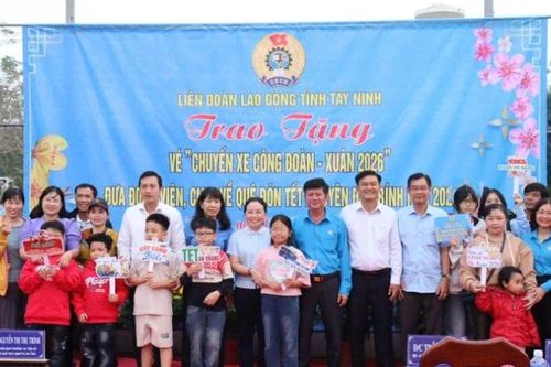 Ấm áp chuyến xe nghĩa tình đưa công nhân về quê đón Tết