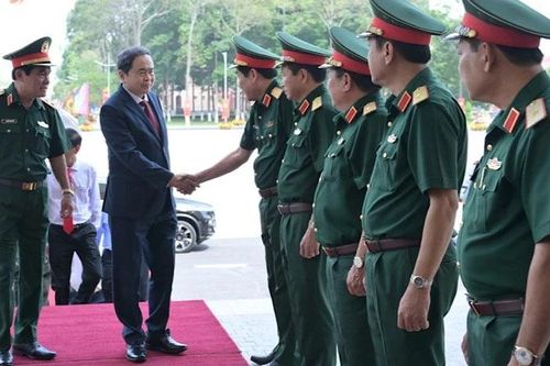 Chủ tịch Quốc hội Trần Thanh Mẫn thăm, chúc Tết Quân khu 9, tặng quà người dân thành phố Cần Thơ