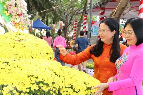 Khai mạc đường hoa ven sông Đồng Nai