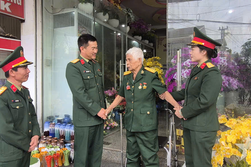 Bộ CHQS tỉnh Quảng Trị trao hơn 2.100 suất quà Tết tặng các tập thể, cá nhân