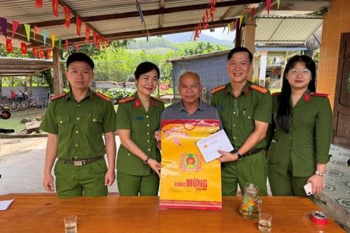 Công an xã Phú Ninh tri ân các anh hùng liệt sĩ, gia đình chính sách