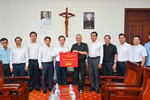Lãnh đạo TPHCM thăm, chúc tết Giám mục Giáo phận Bà Rịa