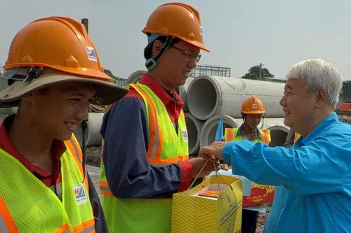Thăm, chúc tết công nhân làm việc xuyên tết tại TPHCM