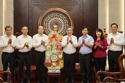 Lãnh đạo TPHCM tiếp đoàn tỉnh Khánh Hòa đến thăm, chúc tết