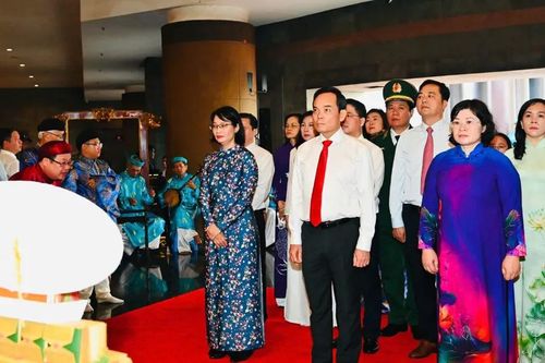 Lãnh đạo TPHCM dâng cúng bánh tét Quốc tổ Hùng Vương