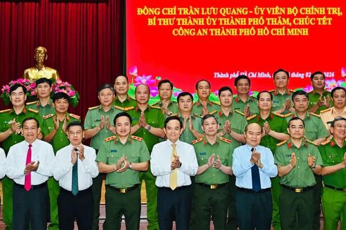 Bí thư Thành ủy TPHCM Trần Lưu Quang thăm, chúc tết lực lượng vũ trang và y bác sĩ
