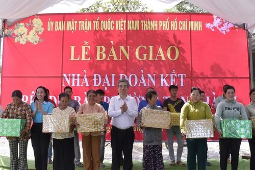 Những phần quà ấm áp nghĩa tình