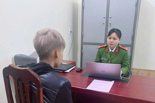 Mang dao đi trên đường, 2 nam thanh niên ở Lào Cai bị xử phạt